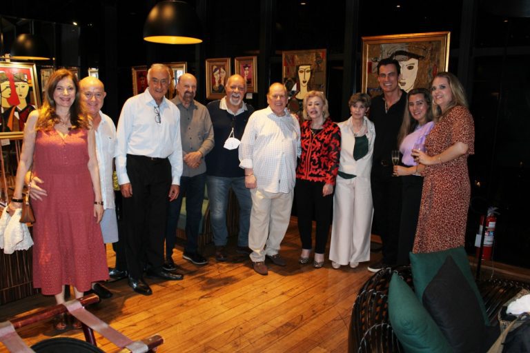 Gregory- Anfitriao Gregory Fink recebe os Amigos das Artes