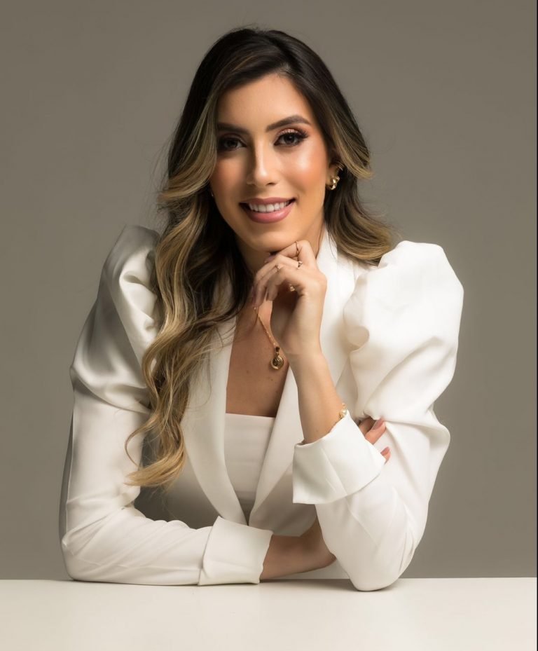 Exposição ao sol vem causando danos como inchaços e manchas após realizar harmonização orofacial, alerta Dra Julia Bonette.