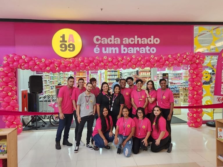 Equipe 1A99 durante reinauguração da loja no Limeira Shopping
