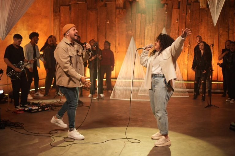 Rebeca Carvalho lança música em parceria com Isaías Saad