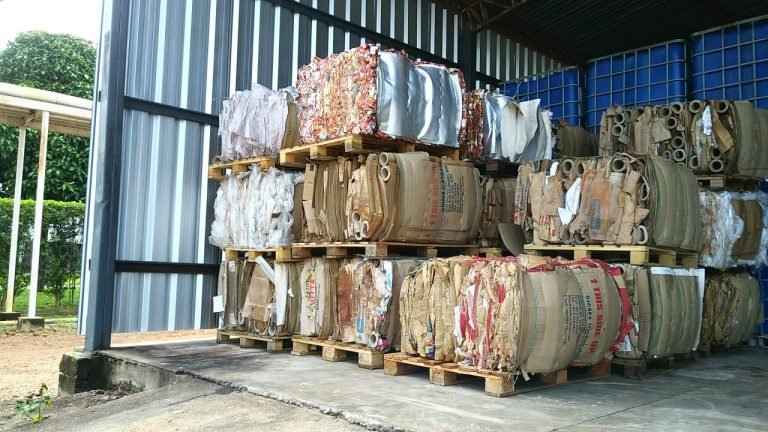 Residuos-enfardados-e-estocados-para-posterior-transporte.-Papelao--plasticos-e-ELV-sao-os-principais-residuos-reciclados-pelo-Marajoara