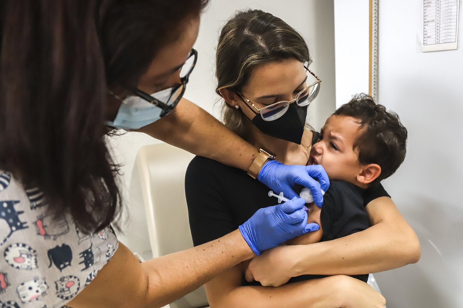 Vacinação contra Covid-19 em bebês sem comorbidades e dose de reforço em crianças de 5 a 11 anos têm início em Santa Bárbara 1 Vacina Covid Baby 02 - imprensa