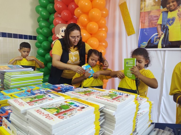 Maria Eduarda_educadora_montagem kit pedagógico