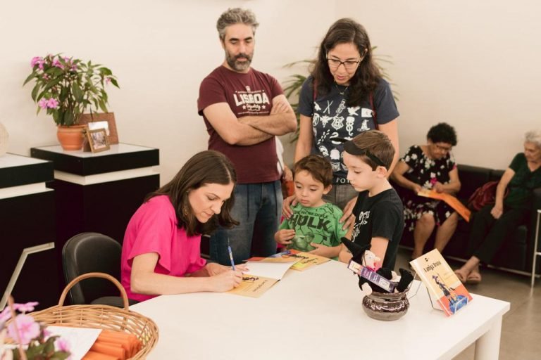Gabriela Metzker autografa exemplar de “A amiga Bruxa” na Biblioteca Municipal. Foto: Ma Vieira/Divulgação