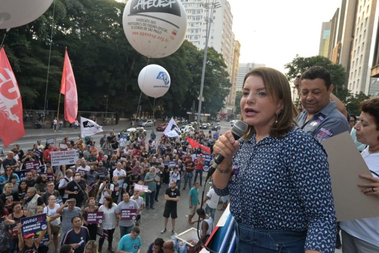 20-04-23-A Professora Bebel que coordenará o movimento dos professores na próxima quarta-feira, em frente ao MASP, na avenida Paulista