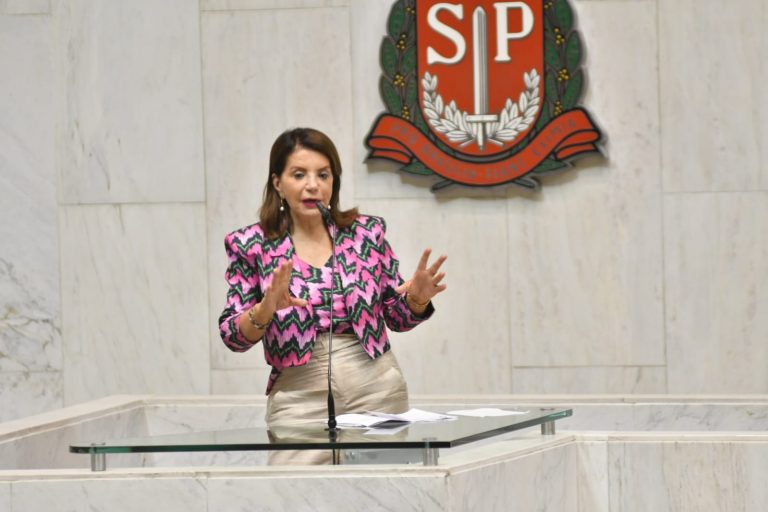 26-04-23-A deputada estadual Professora Bebel está preocupada com a redução de recursos da educação pelo governo estadual