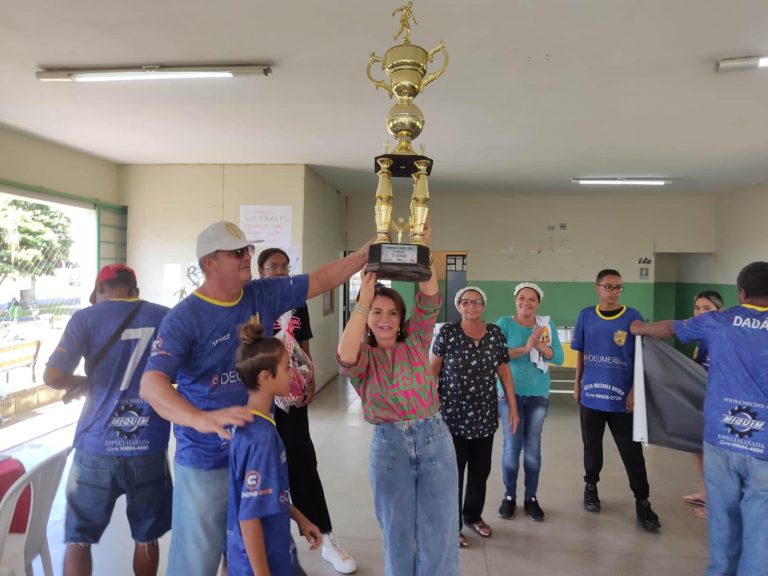 27-04-23-A deputada Professora Bebel com o último troféu conquistado pelo Real Madri F.C.