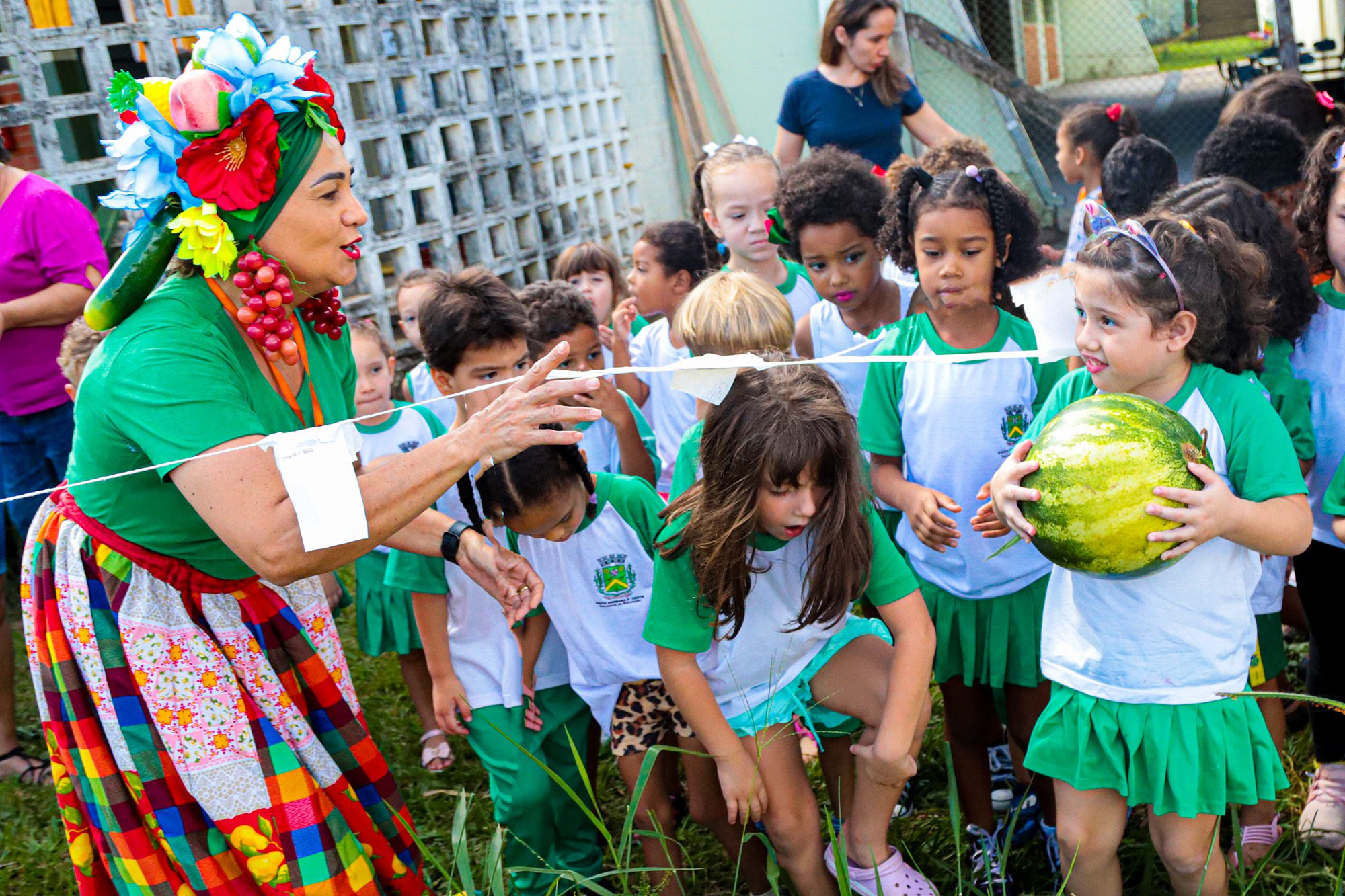 dona frutela emei padre mario 02 imprensa