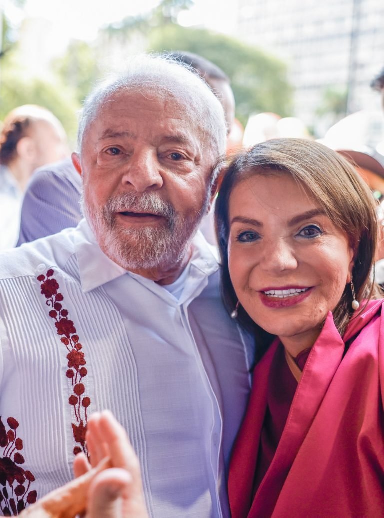 02-05-23-A deputada Professora Bebel com o presidente Lula nas comemorações do Dia do Trabalhador e do seu aniversário