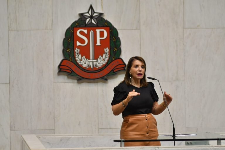 05-05-23-A deputada estadual Professora Bebel diz que é fundamental a união das entidades que representam o funcionalismo para pressionar o governo estadual