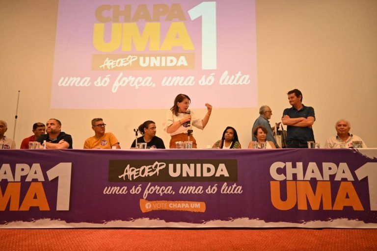 08-05-23-No encontro, a deputada Professora Bebel destacou a importância da união para defender os professores e a educação pública no Estado