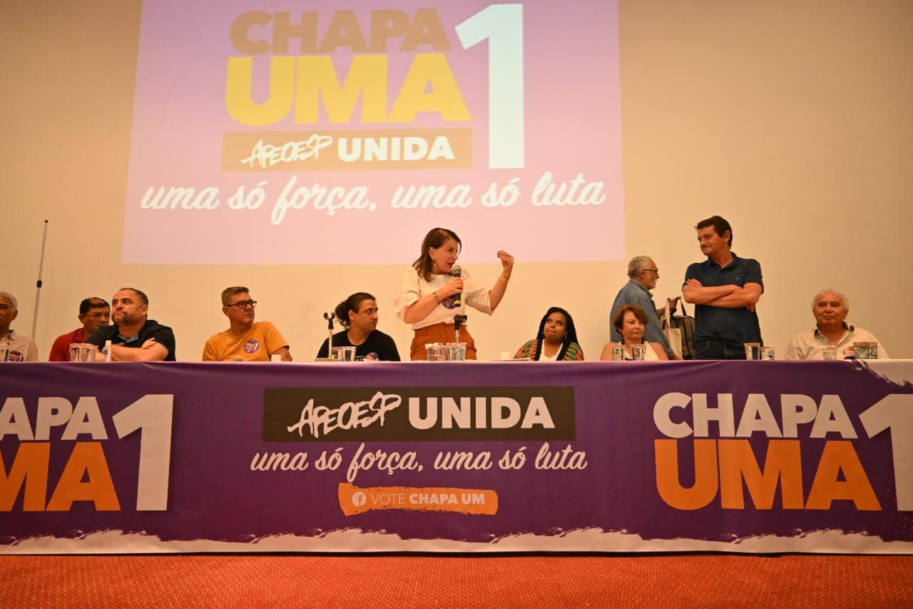 08-05-23-No encontro, a deputada Professora Bebel destacou a importância da união para defender os professores e a educação pública no Estado