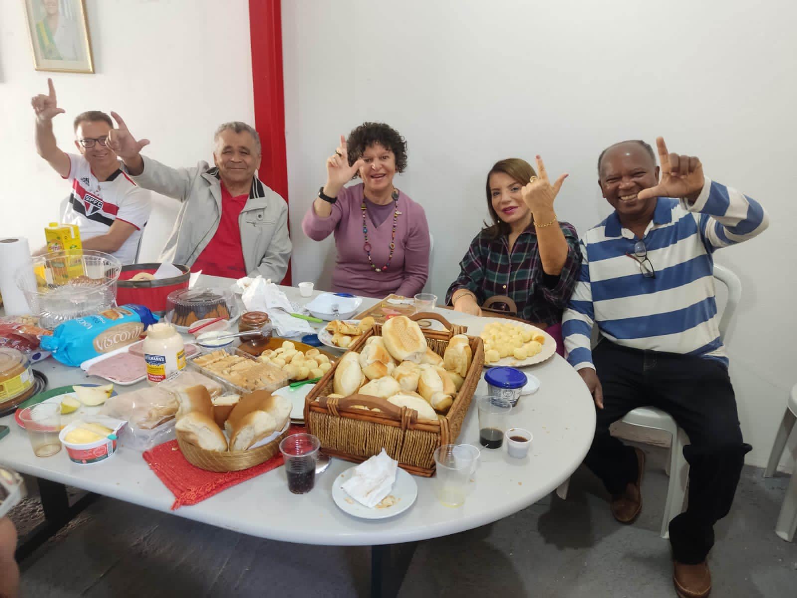 15-05-23-Petistas, com a veredora Rai, a deputada Bebel e o presidente Mário Paixão, fazem questão de mostrar o L de Lula presidente