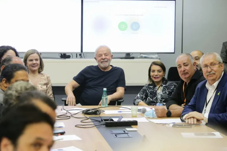16-05-23-A deputada estadual Professora Bebel ao lado do presidente Lula, durante encontro com as centrais sindicais