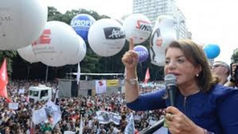 22-05-23-A deputada Professora Bebel, presidenta da Apeoesp, que coorderá a manifestação em frente à Secretaria Estadual da Educação