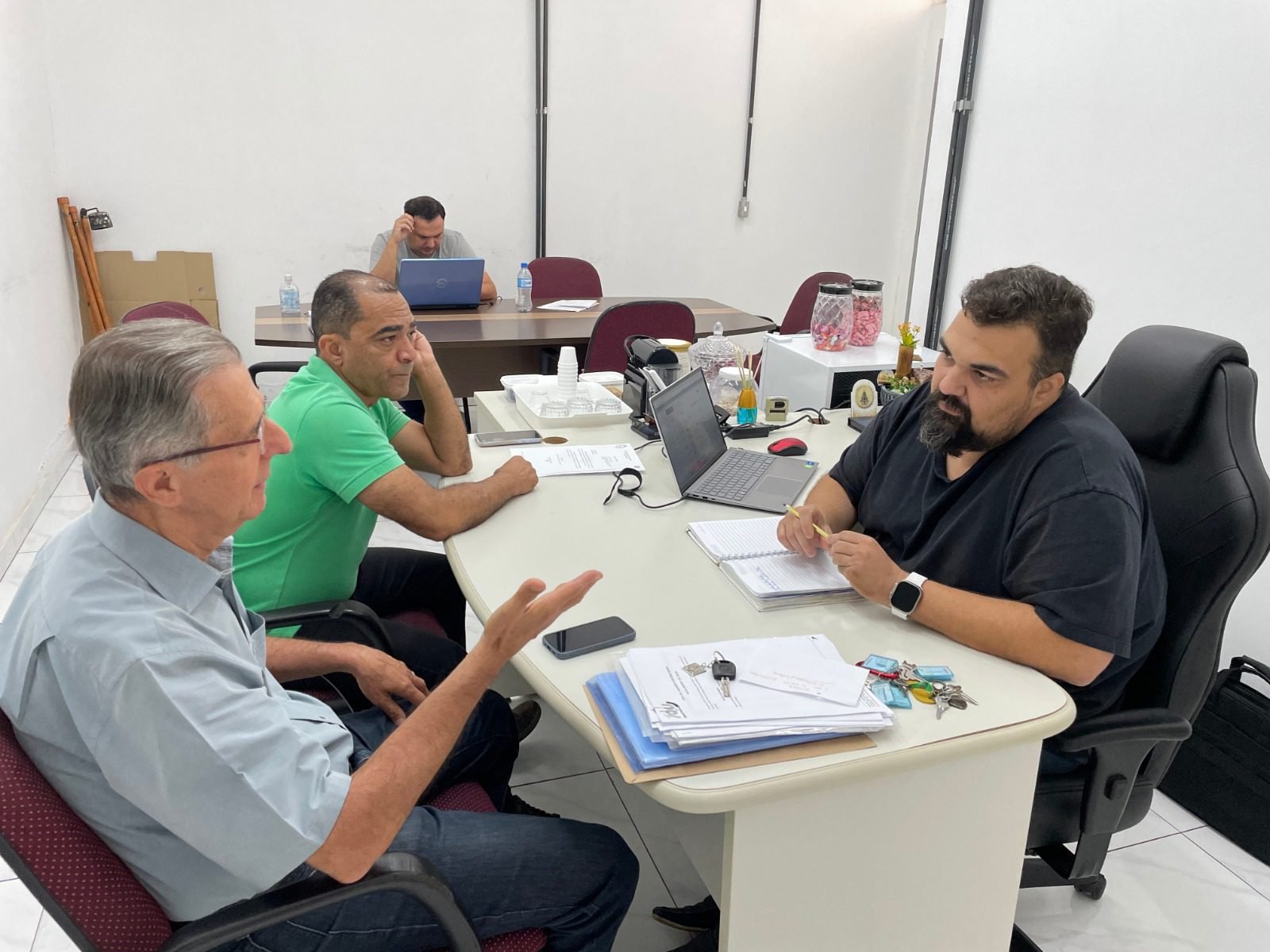 Fernando da Farmácia discute demandas da região da Cidade Jardim com secretário adjunto de Trânsito 1 230510 fernando