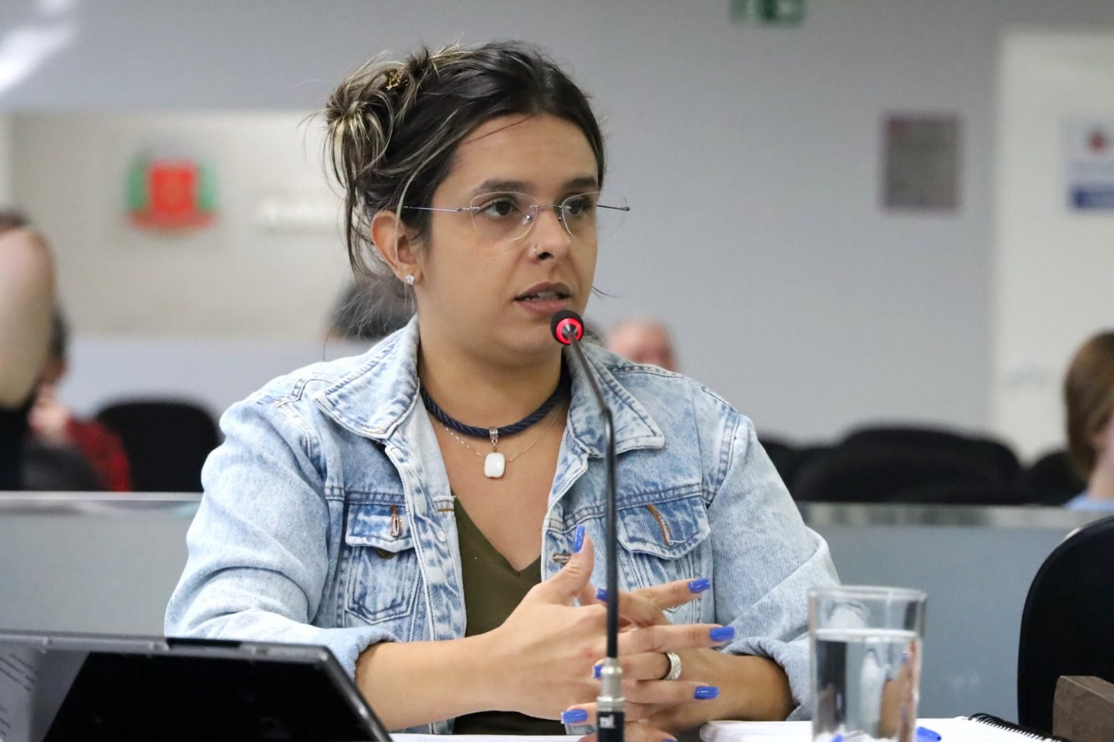 Professora Juliana sugere estudos para implantação de letramento digital na rede de educação de Americana 1 230518 juliana