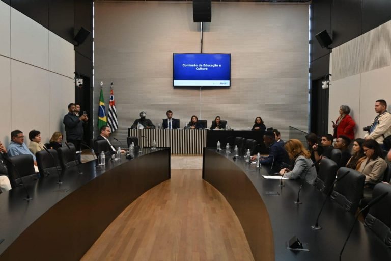 31-05-23-Na reunião da Comissão de Educação e Cultura, presidida pela deputada Bebel, foi destacada a expressiva evasão escolar no ensino médio
