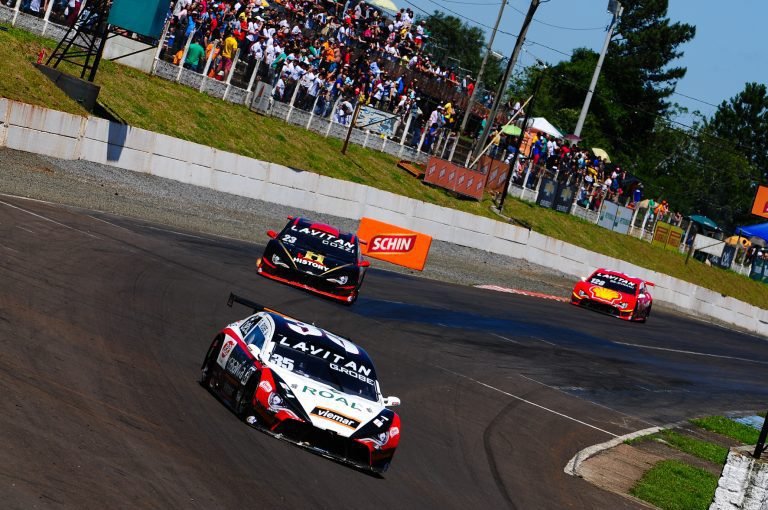 Emoções da corrida da 7ª etapa do Brasileiro de Turismo no Tarumã em Viamão - Duda Bairros/Vicar