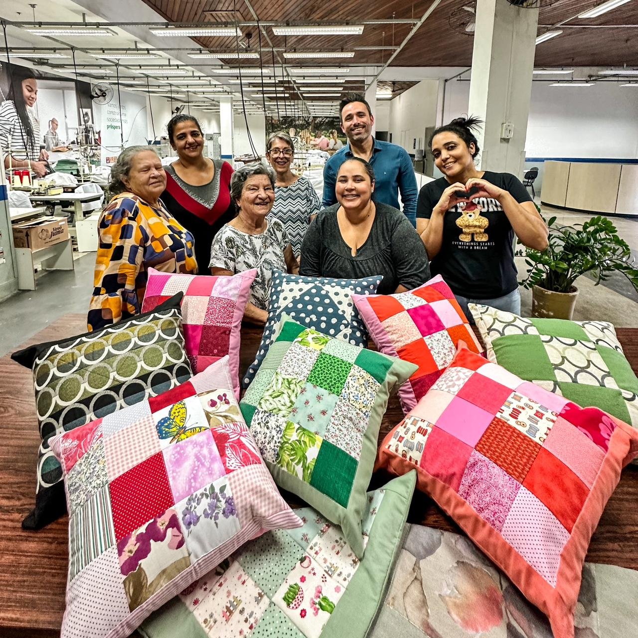 Alunas do Cuca doam almofadas para Lar dos Velhinhos 1 Cuca almofadas