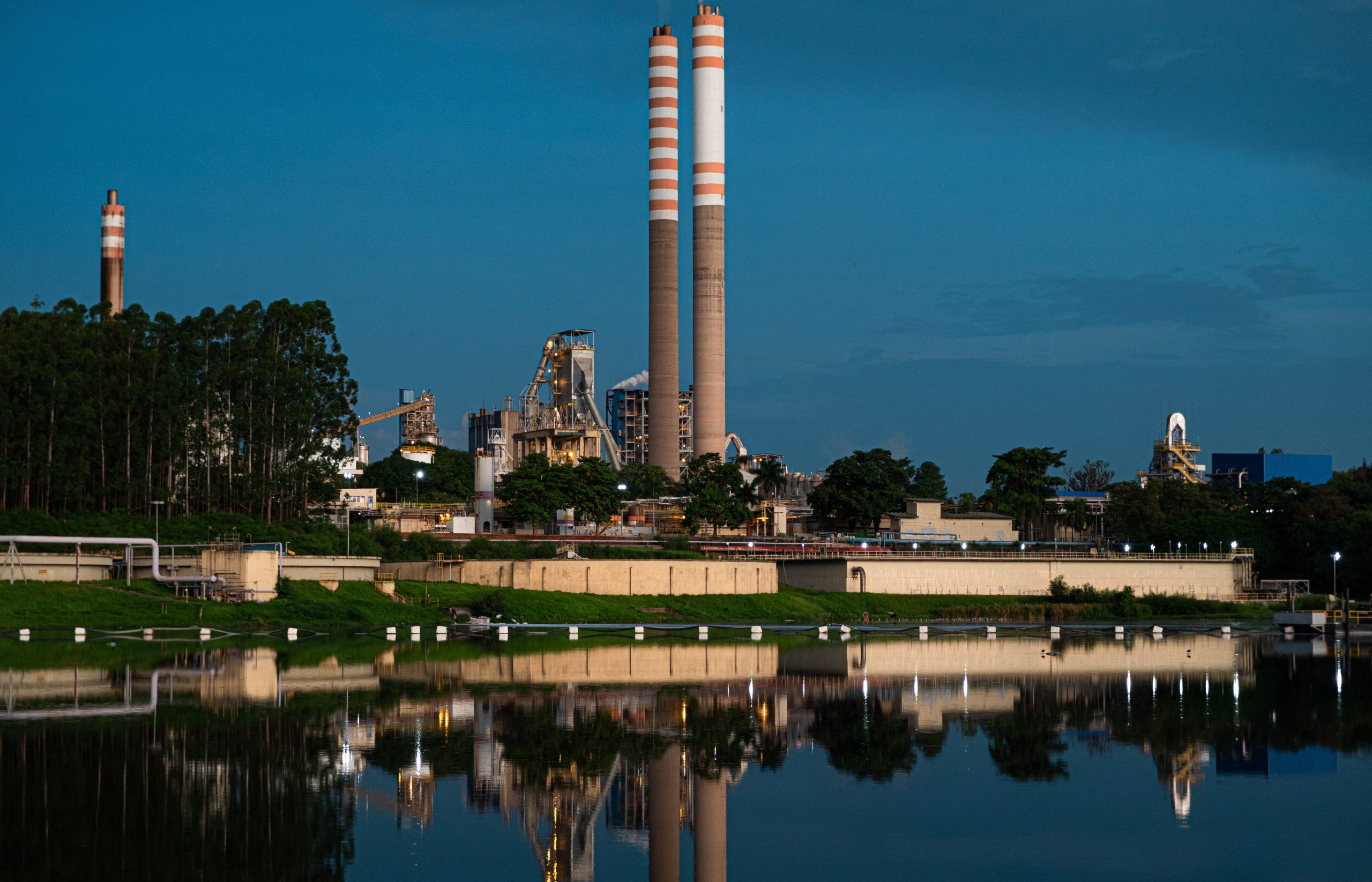 Limeira 26.01.2022Suzano SA.Industria de papel e celulose.Planta industrial de Limeira.A fabrica vista desde o lago.Fotos Fernando Cavalcanti