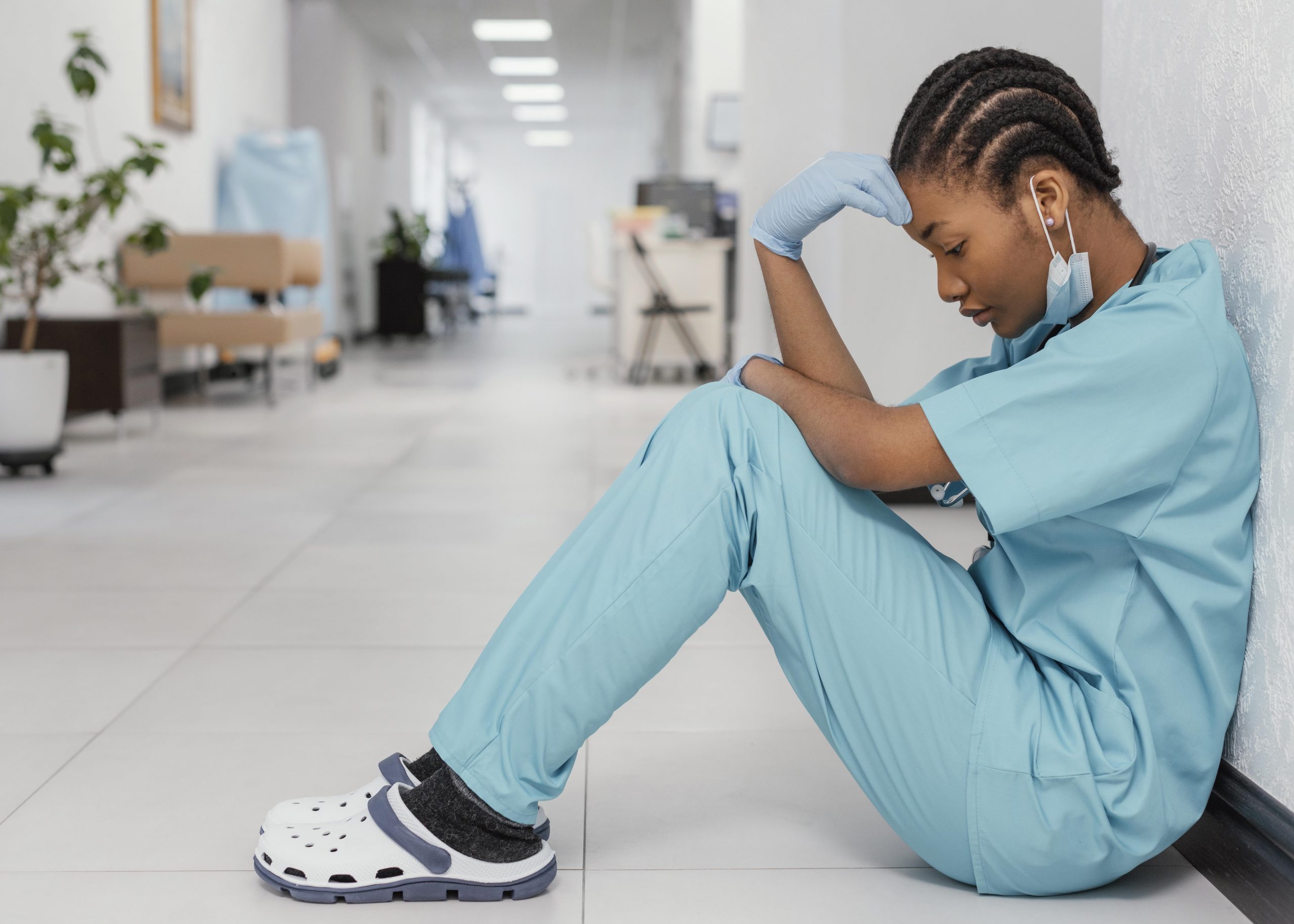 agente-de-saude-de-tiro-completo-sentado-no-chao