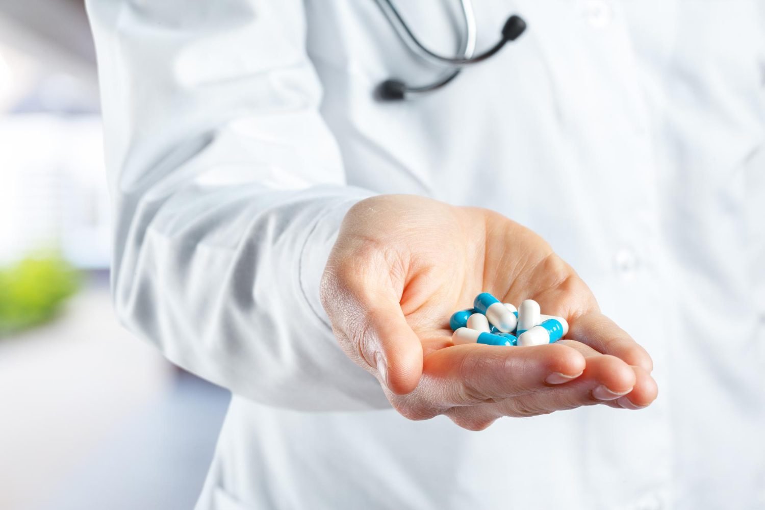 doutor-segurando-comprimidos