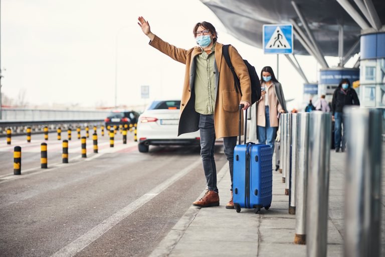 Alugar um carro pode sair 2,5 mais barato que serviços como táxi e carros por aplicativo  Créditos: Envato Imagens