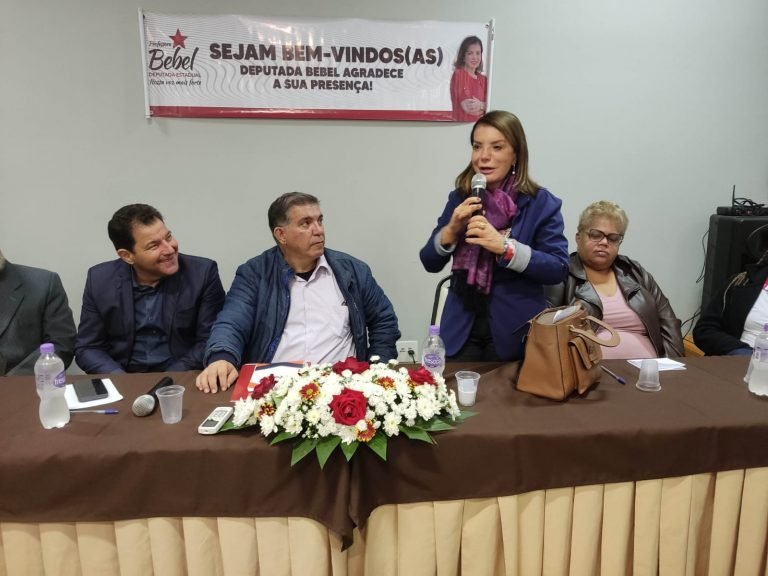 02-06-23-No encontro, a deputada Bebel criticou o viés político do Banco Central, que prejudica a todos