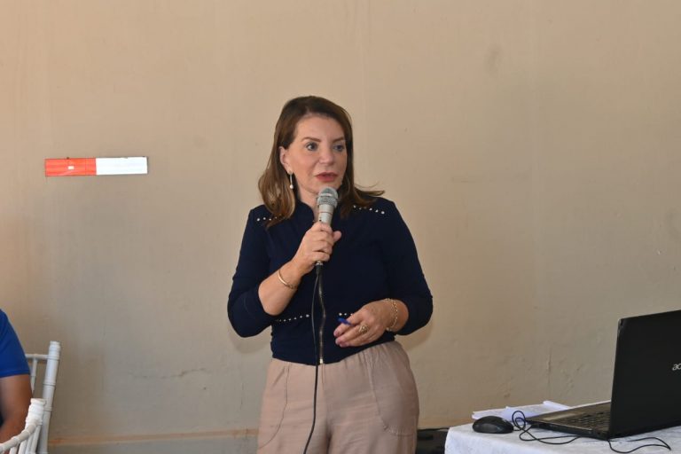 05-06-23-A deputada Professora Bebel diz que em muitas escolas a merenda acaba indo par o lixo e o professor e funcionários são proibidos de se alimentar