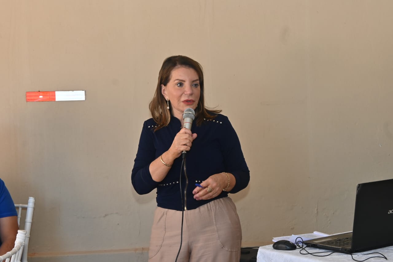 05-06-23-A deputada Professora Bebel diz que em muitas escolas a merenda acaba indo par o lixo e o professor e funcionários são proibidos de se alimentar