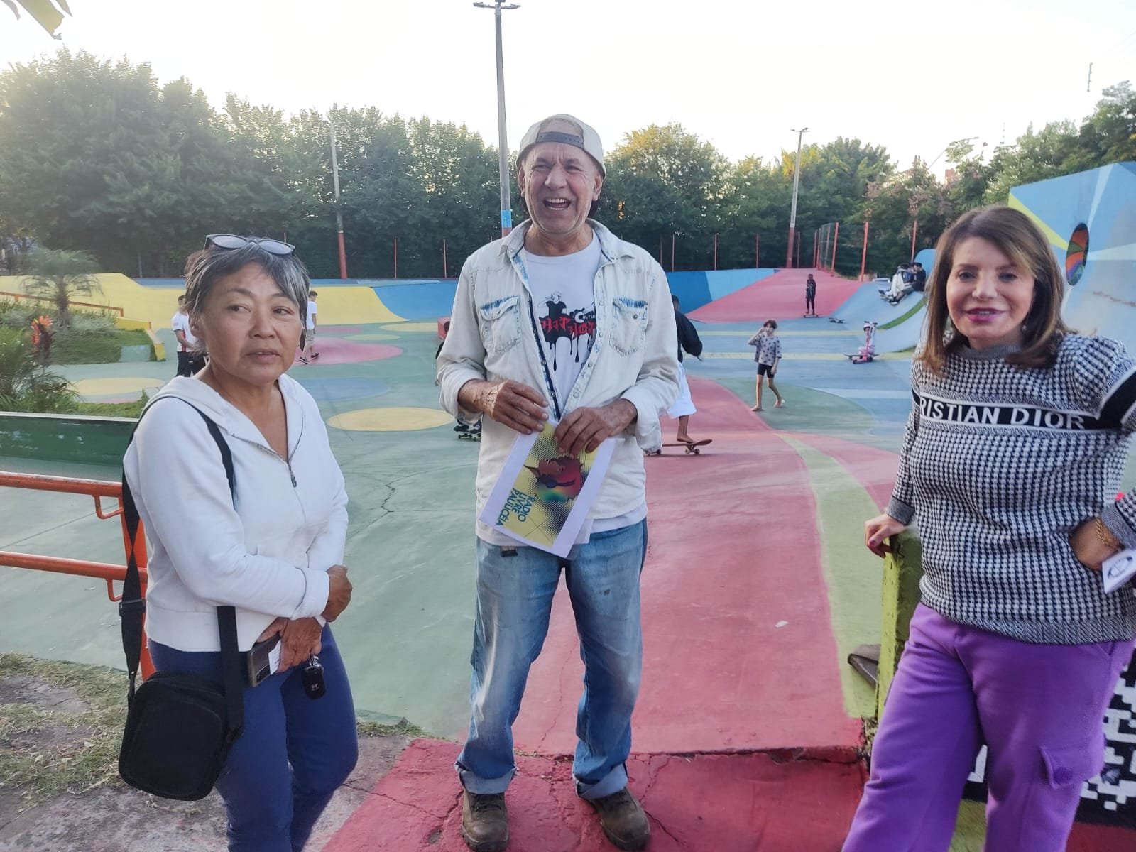 Bebel destinará emenda de R$ 200 mil para Projetos da Casa do Hip Hop 1 20-06-23-A deputada Professora Bebel em visita à pista de skate, acompanhada de Joel e de Naomi Torigoi