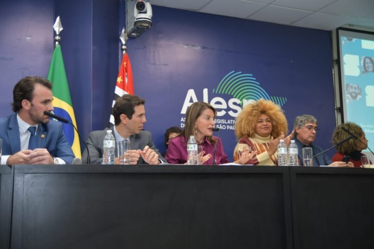 20-06-23-No encontro com o secretário Renato Feder, a deputada Bebel defendeu a valorização do magistério paulista e a retomada de direitos dos professores
