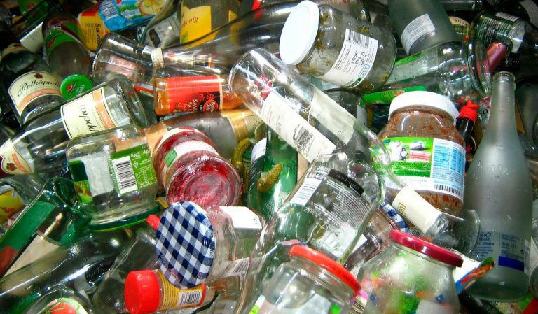 20230620-1-o-recomendado-e-entrega-lo-enrolado-em-papel-jornal-ou-se-estiver-quebrado-colocar-em-caixas-de-papelao-ilustracao