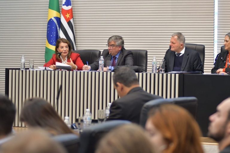23-06-23-A deputada estadual Professora Bebel durante reunião com o reitor da USP, na Alesp, quando apresentou a necessidade da contratação de docentes para o curso de pedagogia
