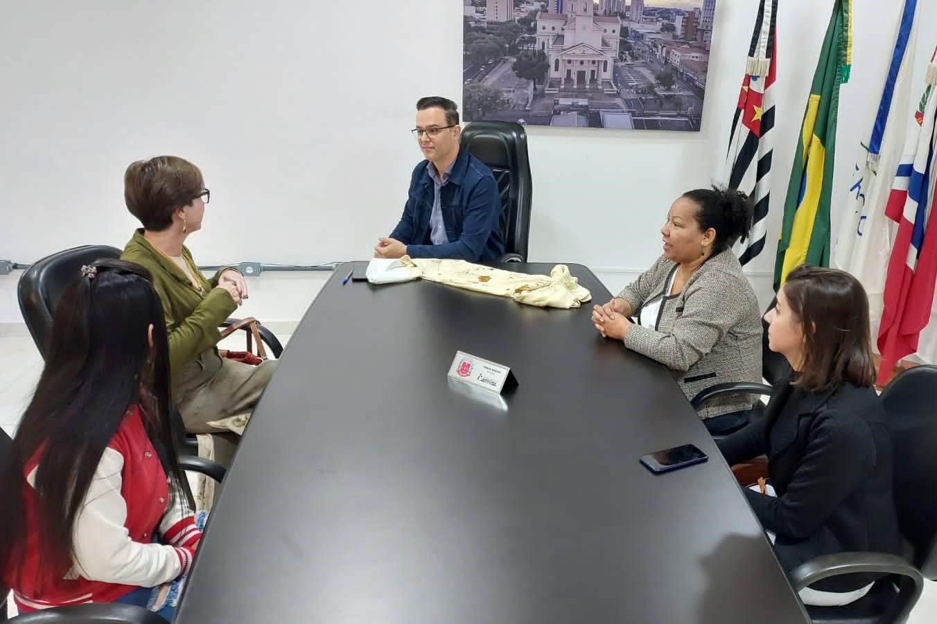 Thiago Brochi conhece trabalho de moda sustentável de alunas da Fatec 1 230621ReuniaoBrochi