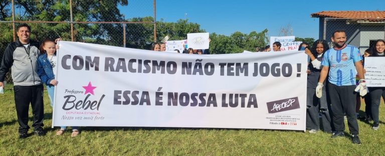 26-06-23-Na atividade esportiva, a comunidade escolar exibiu faixas contra o racismo e a violência nas escolas