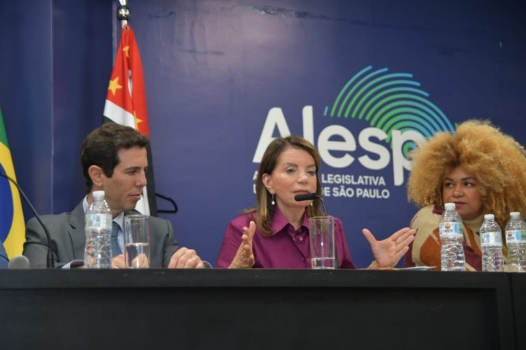 29-06-23-No encontro com o secretário da Educação, Renato Feder, cobrou o pagamento do Adicional de Local de Exercício para o magistério