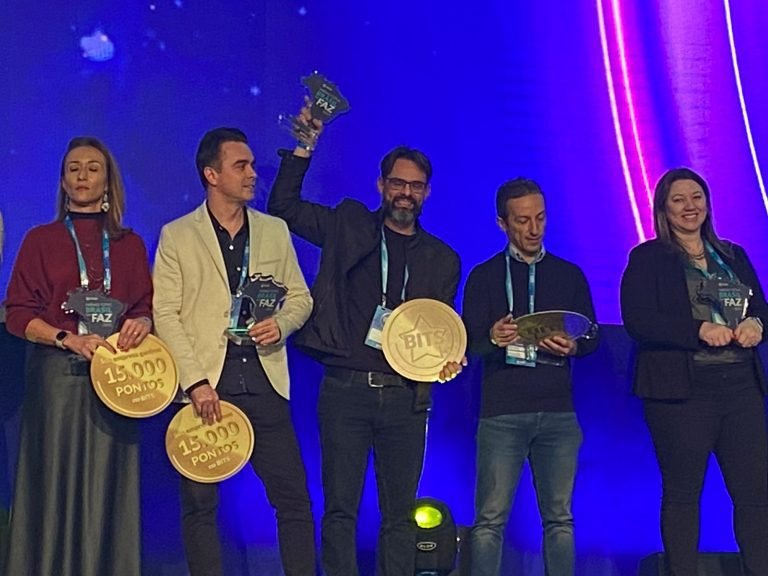 Alessandre Marcelino ergue o prêmio recebido pelo Hot Beach na categoria Hospitalidade