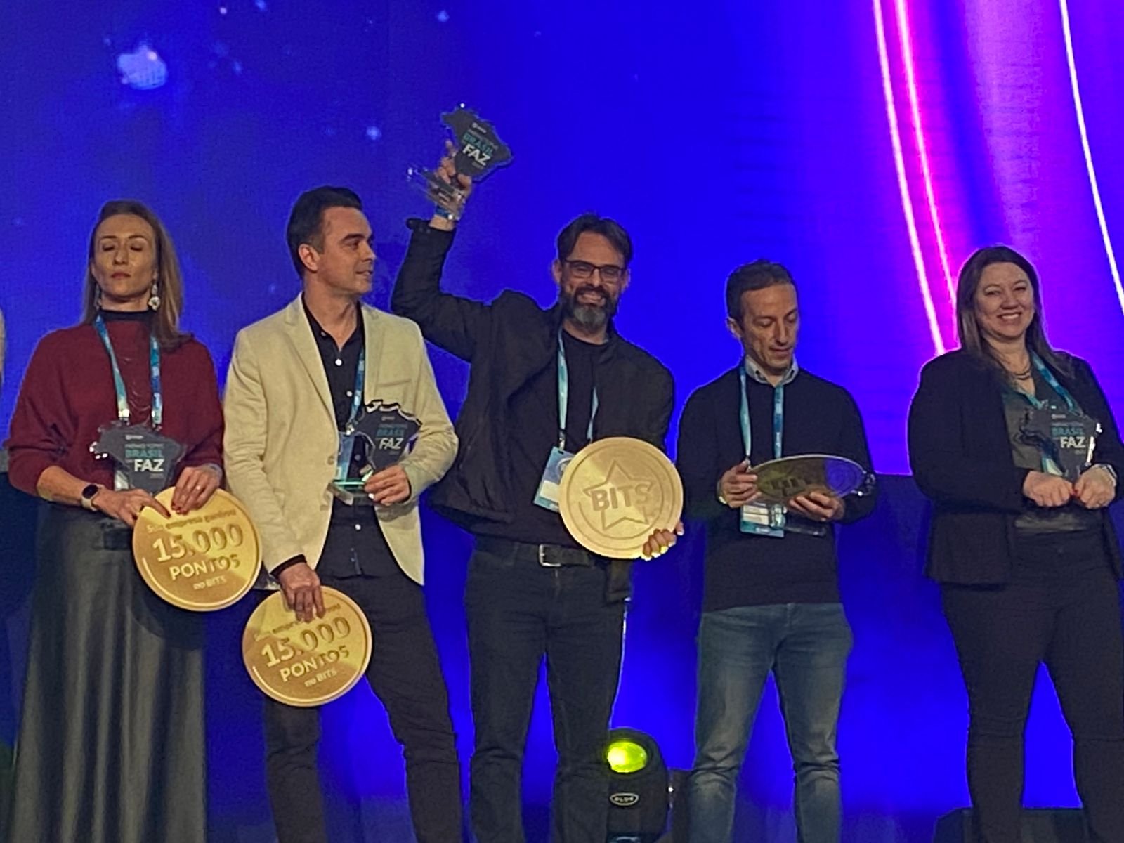 Hot Beach Olímpia ganha “Prêmio Totvs Brasil que Faz” por inovação tecnológica 1 Alessandre Marcelino ergue o prêmio recebido pelo Hot Beach na categoria Hospitalidade