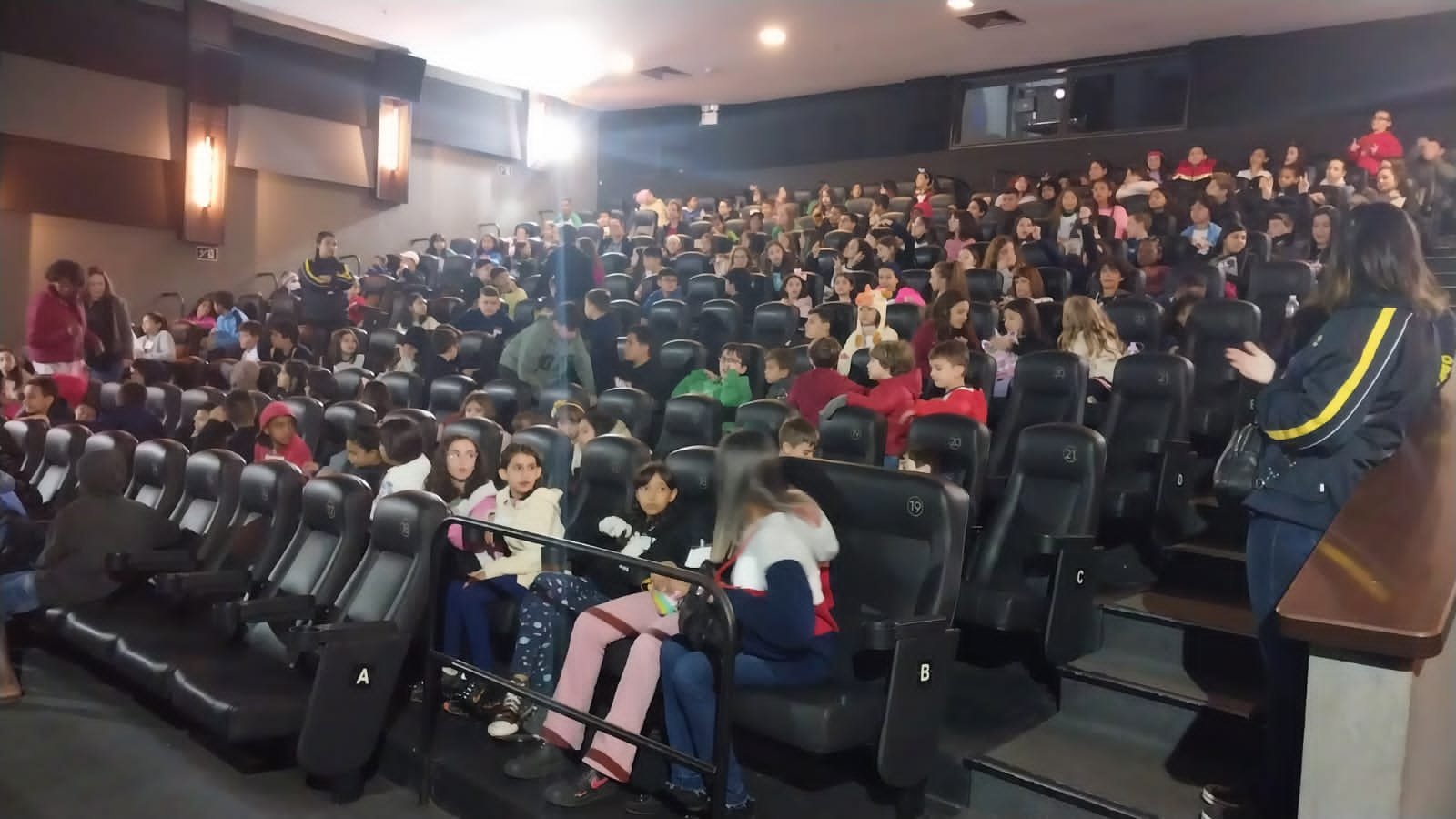 Crianças participam de sessão especial