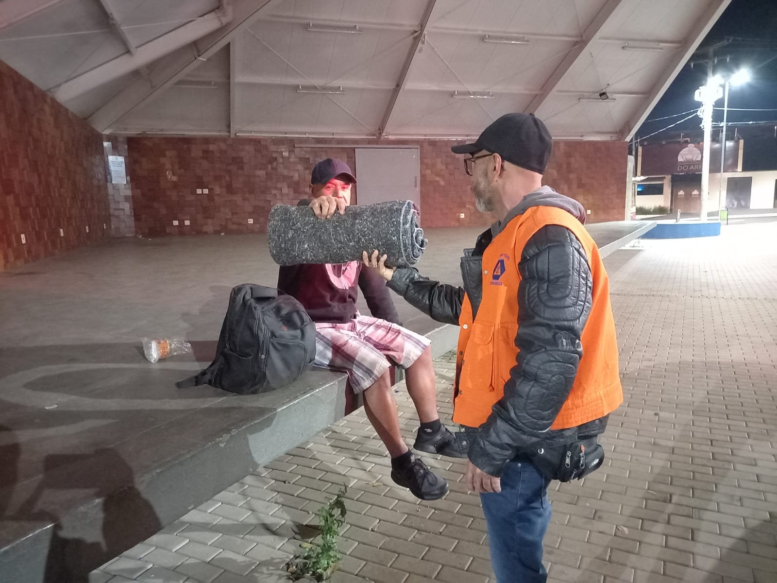 Defesa Civil ronda moradores de rua entregando cobertores 2022-06-14 (2)