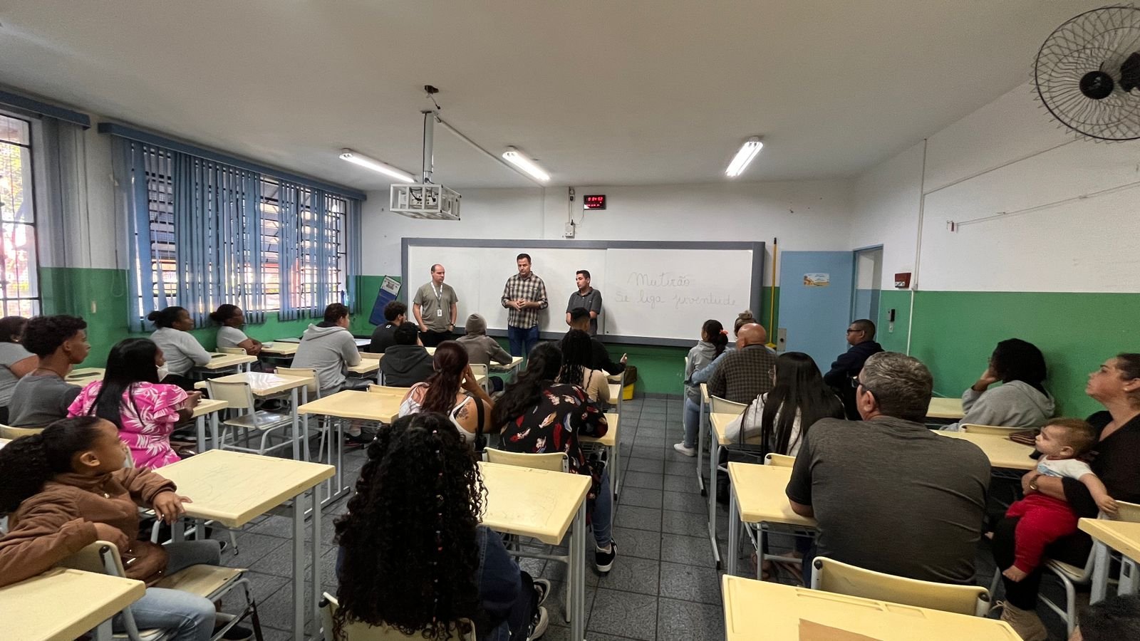 Mutirão Se Liga Juventude CIEE na EMEF Salime 2023-06-24 (7)