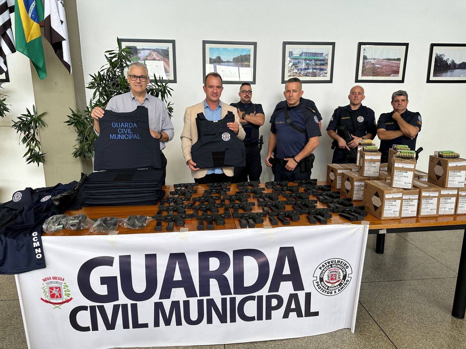 Prefeito Leitinho entrega novo armamento à GCM NO 2023-06-29 (2)