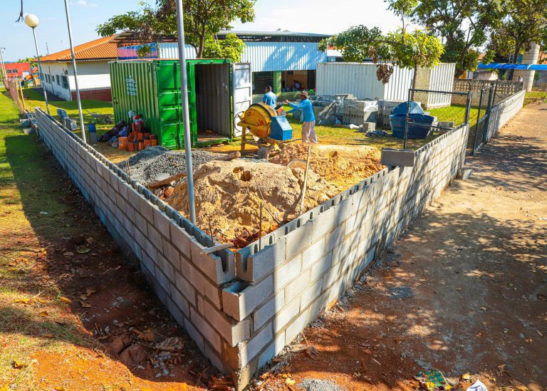 construçao de muro alambrado escola scomparim 04 imprensa