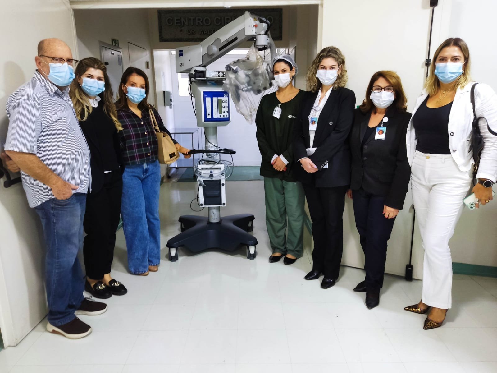 03-07-23-Na visita, a deputada Bebel esteve conferindo o aparelho microscópico neurológico adquirido com recursos que destinou ao hospital