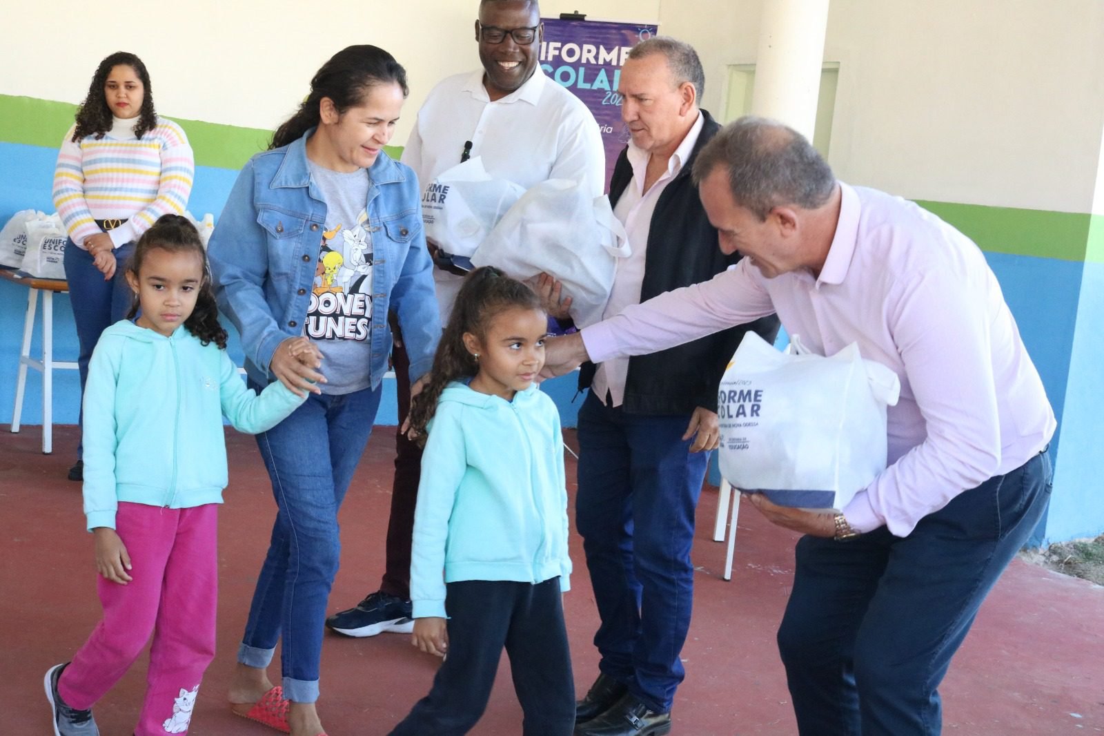 Prossegue a entrega dos kits de uniformes escolares gratuitos a alunos de Escolas Municipais de Nova Odessa 1 1 Entrega uniformes escolares PMNO x CMEI Ap Prata no Jd São Francisco 2023-07-05 (2)