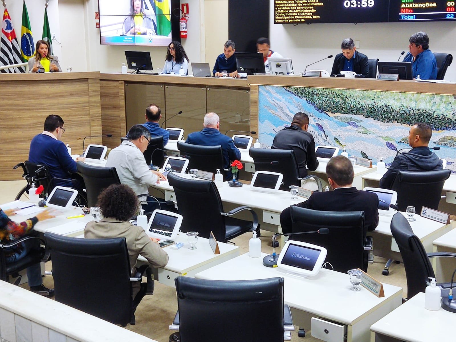 10-07-23-A deputada estadual Professora Bebel que esteve na Câmara de Vereadores defendendo um plano de cargos e salários para os servidores municipais