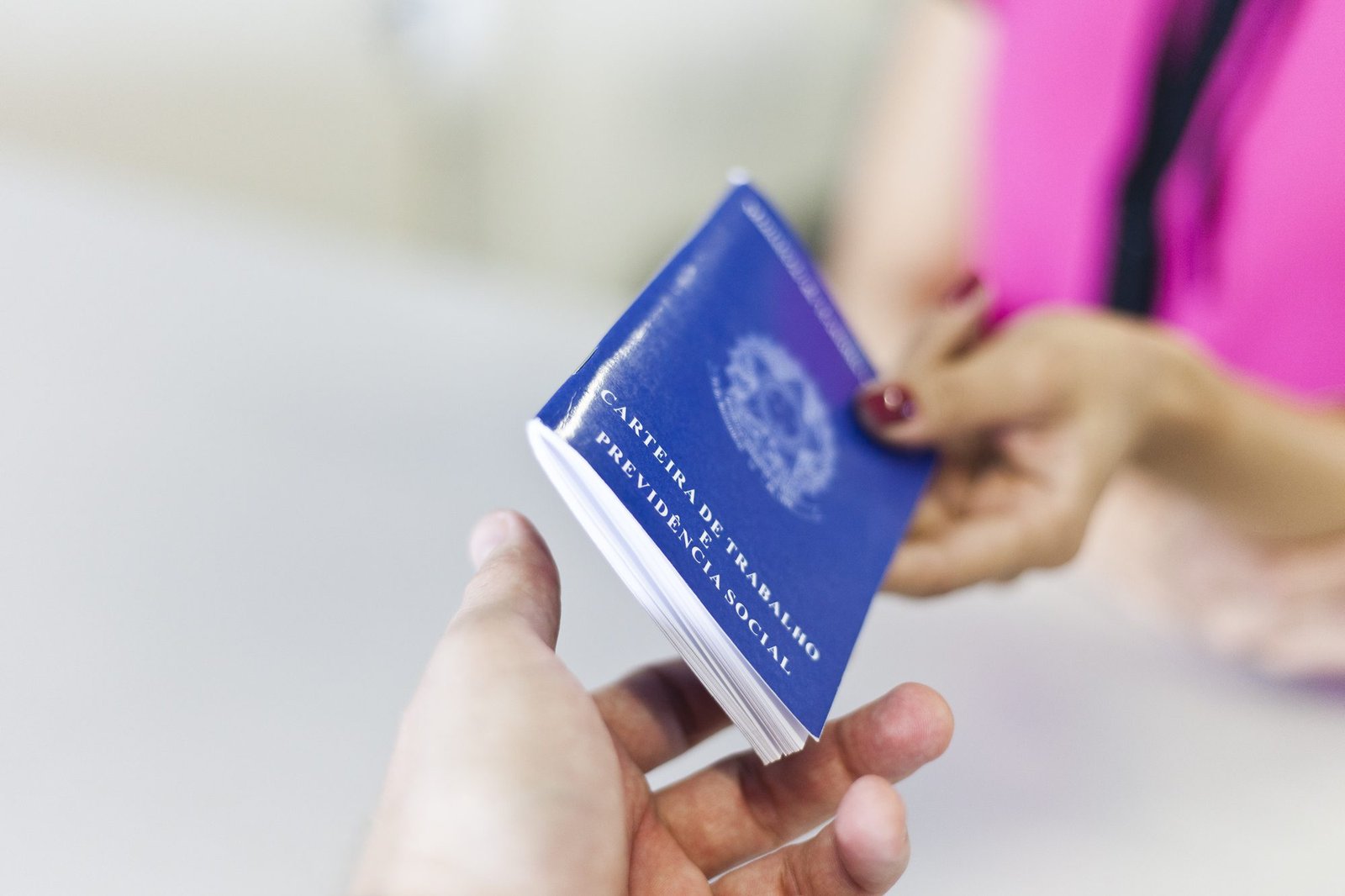 Desenvolve Santa Bárbara oferece 823 vagas de emprego à população a partir da segunda 1 Carteira de Trabalho 01 - imprensa