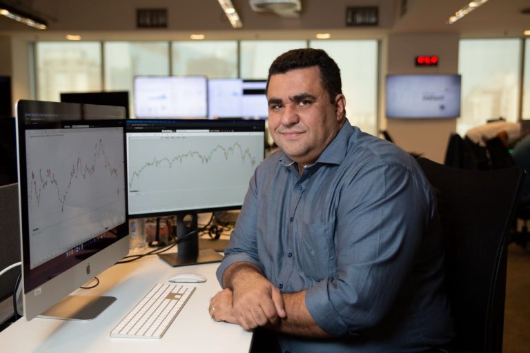 Rogério Araujo . especialista em finanças